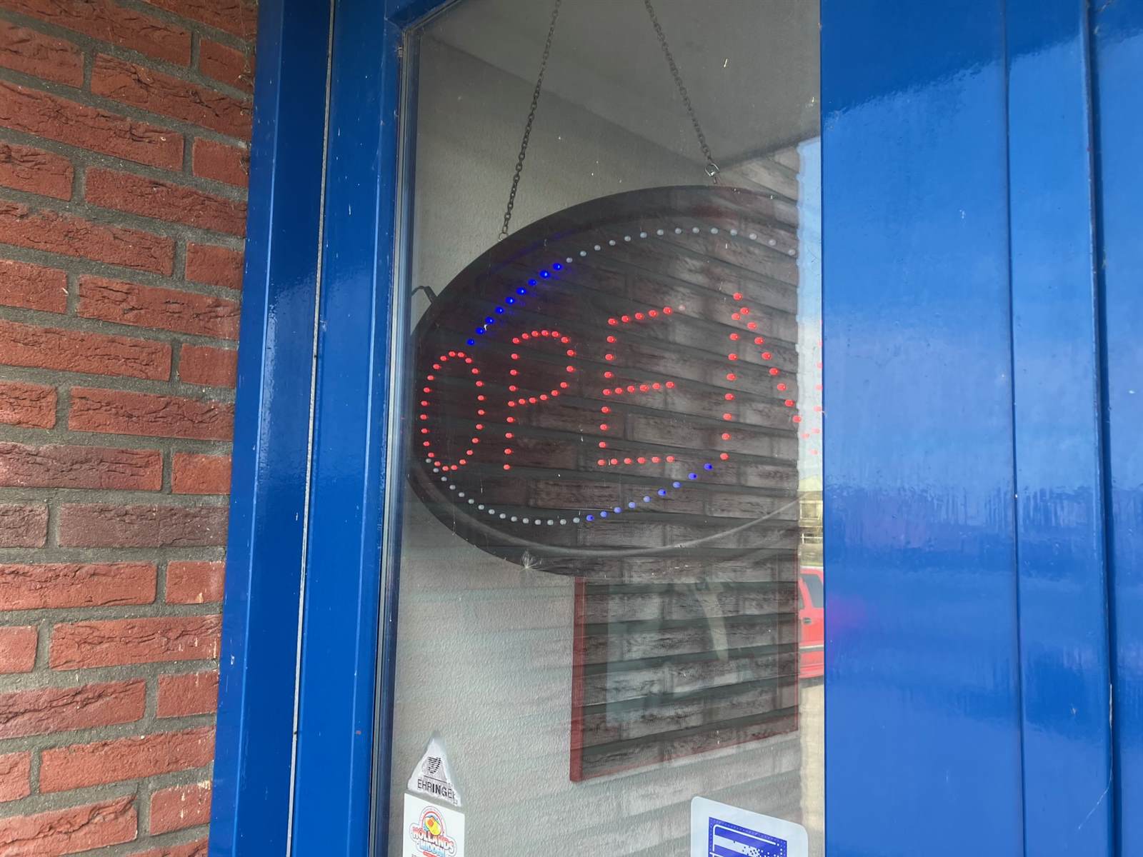 Open-bord bij VOSD als visuele ondersteuning bij de openingstijden